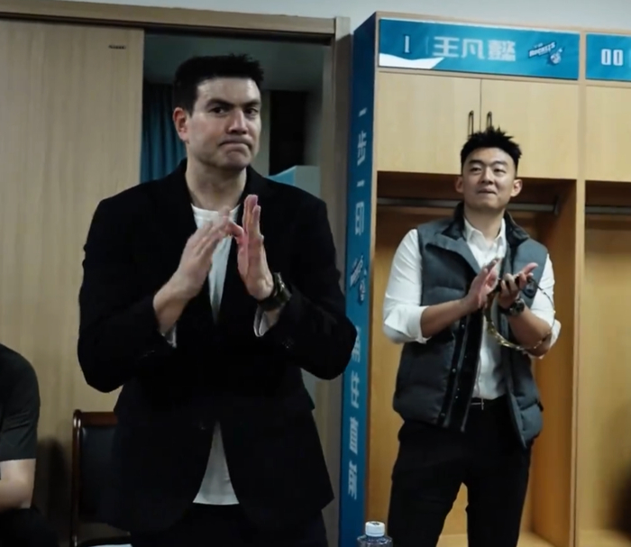 开云APP入口-宁波收官战更衣室！主帅满意战绩，刘家成赞骨气，刘晓宇戴上皇冠|常规赛|北控|比赛|季后赛_新浪体育_新浪新闻